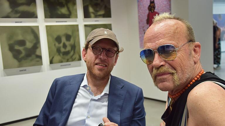 Wolfgang Flatz und Johann König       -  Künstler Wolfgang Flatz (rechts) und Galerist Johann König arbeiten bei einer Ausstellung in München zusammen.