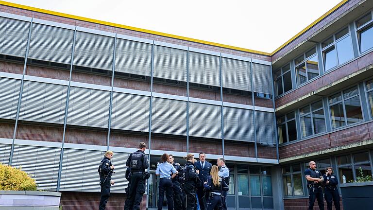 Zwei deutsche Teenager bei Verkehrsunfall in Toskana getötet       -  In der Gesamtschule in Duisburg mit fast 1300 Schülerinnen und Schülern sind die Bildungsgänge Hauptschule, Realschule und Gymnasium zusammengefasst.