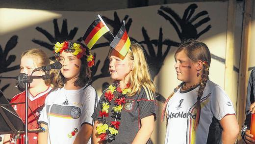 Experten: Von der Bananenflanke bis zum Fußballfieber erklärten die Schülerinnen und Schüler der Theatergruppe der Grundschule Sulzfeld alles, was rund um das Runde wissenswert war.