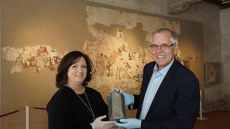 Die neue Direktorin des Deutschen Burgenmuseums, Christine Rösch (links), mit Professor Georg Ulrich Großmann, Generaldirektor des Germanischen Nationalmuseums Nürnberg und Initiator der Einrichtung auf der Veste Heldburg. Die neue Direktorin des Deutschen Burgenmuseums, Christine Rösch (links), mit Professor Georg Ulrich Großmann, Generaldirektor des Germanischen Nationalmuseums Nürnberg und Initiator der Einrichtung auf der Veste Heldburg.