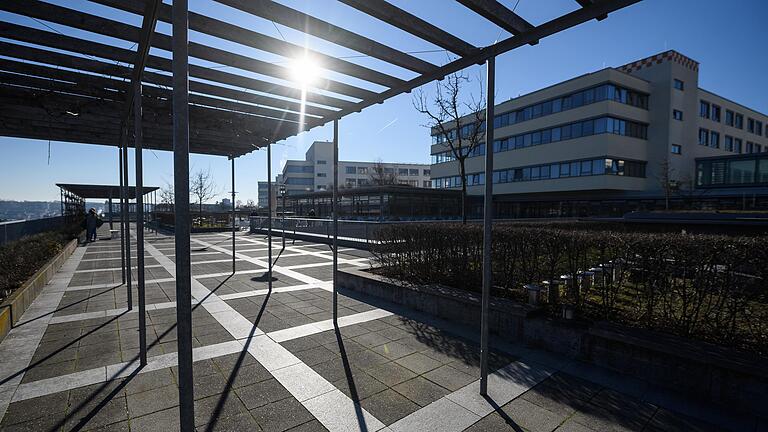 Doppelgeburtstag: Warum ZOM und ZIM 'alt' sind       -  Blick auf das Zentrum Operative Medizin (ZOM) in Würzburg.