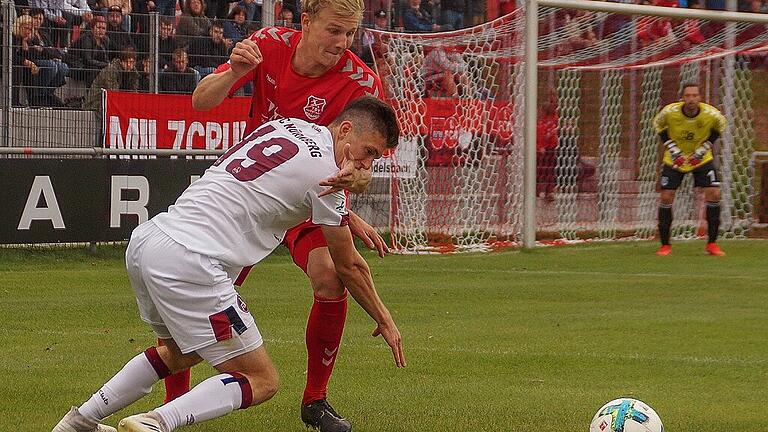 Aubstadts Verteidiger Steffen Behr (hinten, rotes Trikot) hatte mit dem Nürnberger Linus Rosenlöcher alle Hände voll zu tun.