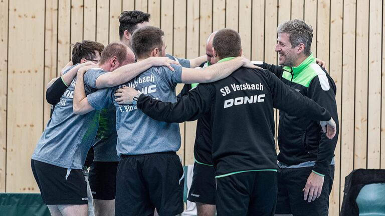 Freude beim SB Versbach: Der Klassenerhalt ist geschafft. Freude beim SB Versbach: Der Klassenerhalt ist geschafft.