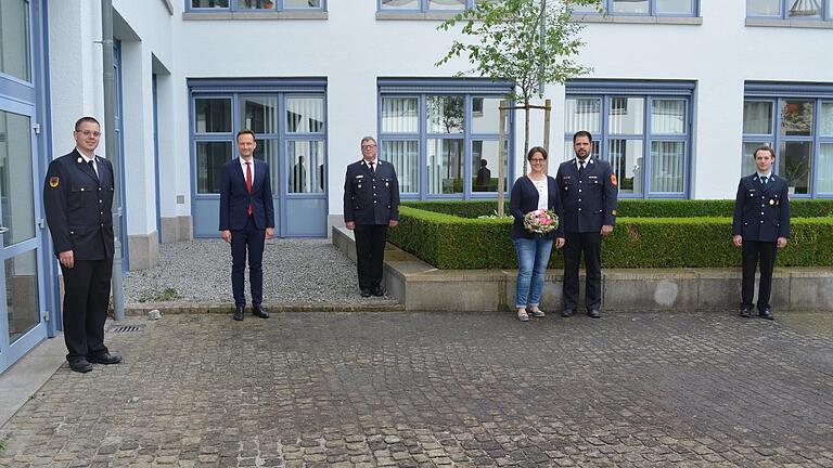 Der neue KBI Florian Zippel (von links), Landrat Florian Töpper, Kreisbrandrat Holger Strunk, das Ehepaar Johannes und Michaela Grebner sowie der neue UG-ÖEL Stefan Hübner.