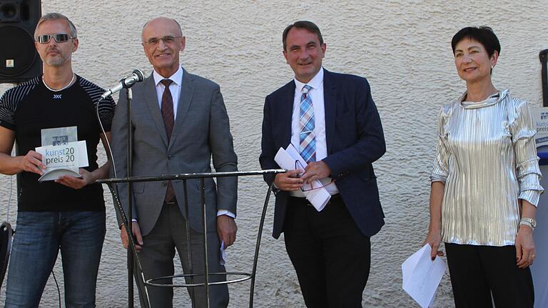 Mit dem „Kunstpreis 2020 des Landkreises Haßberge“ wurde Künstler Tommy Petzold aus Erlangen ausgezeichnet; hier mit Landrat Wilhelm Schneider, Laudator Dr. Matthias Liebel und Projektleiterin Renate Ortloff (von links). Mit dem „Kunstpreis 2020 des Landkreises Haßberge“ wurde Künstler Tommy Petzold aus Erlangen ausgezeichnet; hier mit Landrat Wilhelm Schneider, Laudator Dr. Matthias Liebel und Projektleiterin Renate Ortloff (von links).