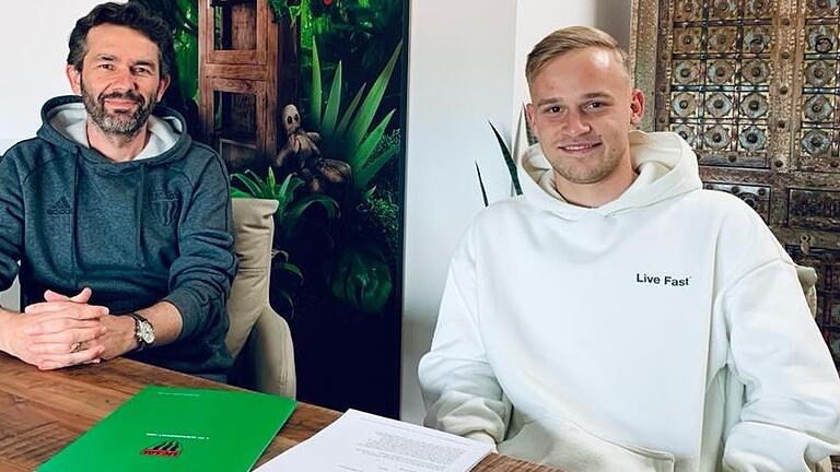 Nächster Neuzugang für den FC 05 Schweinfurt: Marco Zietsch (rechts, bei der Vertragsunterzeichnung mit Sportleiter Robert Hettich) kommt vom 1. FC Nürnberg II für zwei Jahre.