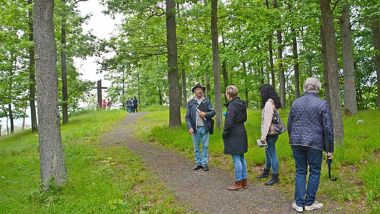 Idylle und Ruhe strahlt der Naturfriedhof St. Ursula bei Alsleben aus. Bislang wurden hier 235  Bestattungen durchgeführt. Insgesamt sind damit mehr als die Hälfte der vorhandenen Plätze belegt oder reserviert.