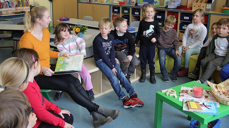 Kinder und Jugendliche liegen ihr am Herzen: Elisa Dietenberger im November 2019 beim bundesweiten Vorlesetag in der Kitzinger Siedlungsgrundschule.