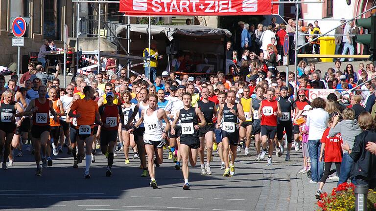 Abt-Degen-Lauf: Start und Ziel befinden sich am Zeiler Marktplatz. Von dort geht es durch die Weinberge hoch über dem Maintal.