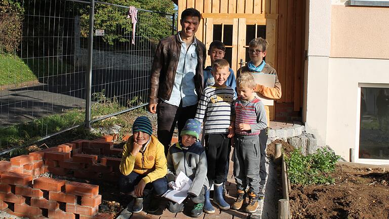 Die Kinder der Landschule in Hendungen bauen mit Begleiter Erik Seifert in der Ackerschule ihr eigenes Gemüse an. Die Kinder der Landschule in Hendungen bauen mit Begleiter Erik Seifert in der Ackerschule ihr eigenes Gemüse an.