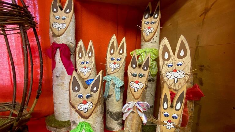 Freche Osterhasen aus Birkenstämmen gibt es beim Basar am Osterhaus von Peter Mack. Freche Osterhasen aus Birkenstämmen gibt es beim Basar am Osterhaus von Peter Mack.