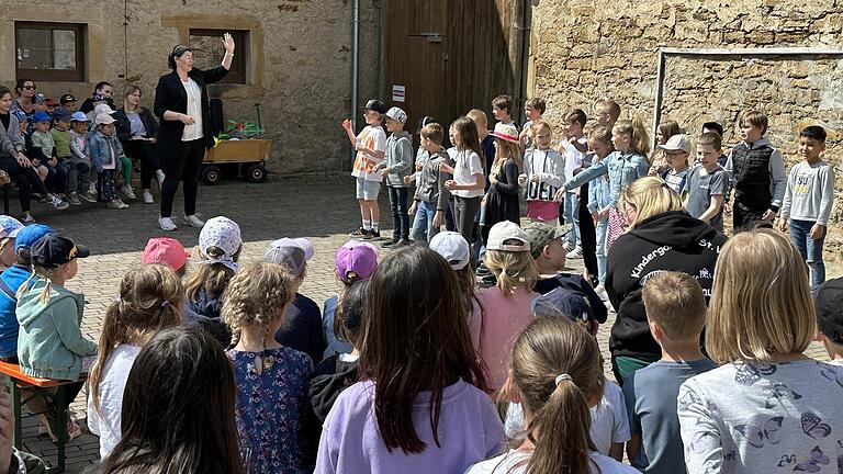 Die Kinder aus Wülfershausen und Saal  beim gemeinsamen musizieren im Pfarrhof Wülfershausen.