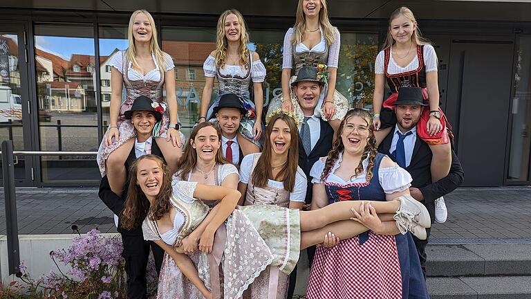 Die diesjährige Kermesgeneration freut sich an diesem Wochenende auf eine Zeltkermes am Oberelsbacher Sportplatz. Am Samstagabend sorgt die 'FeieraBänd' für Stimmung.