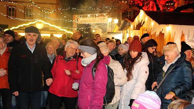 Großartige Stimmung herrschte am Donnerstagabend beim Rathaussturm der Karnevalsvereinigung Obervolkach (KVO) und ihrer närrischen Begleiter unter etwa tausend Besuchern im Winterdorf auf dem Volkacher Marktplatz.