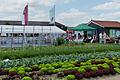 Verschiedene Salate und Gemüse sind im weitläufigen Lehrgarten in Gochsheim zu bewundern. Im Hintergrund steht der neue Info-Pavillon, der mit Mitteln des Bayerischen Staatsministeriums für Ernährung, Landwirtschaft und Forsten und des europäischen Landwirtschaftsfonds für die Entwicklung des ländlichen Raumes gefördert wurde.