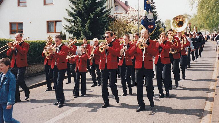 Erntedank-Festumzug mit der Kapelle Rolf Mauder (vorn rechts), seinen Töchtern Kerstin und Martina, Klaus Wunderlich, Alex Schech, Katharina Werner, Stefan Ulrich, Martin Saalmüller, Elmar Rudolph, Urban Hettrich, Hubert Schröder, Norbert Karch, Wolfgang Dürr und vielen anderen.