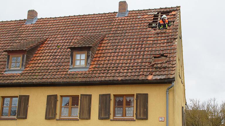 Im Mellrichstädter Stadtteil Roßrieht hatte Sturm Ylenia für Schäden gesorgt. An einem Haus wurden Ziegel von einem Dach geweht. Die Feuerwehr sicherte das Gebäude ab.