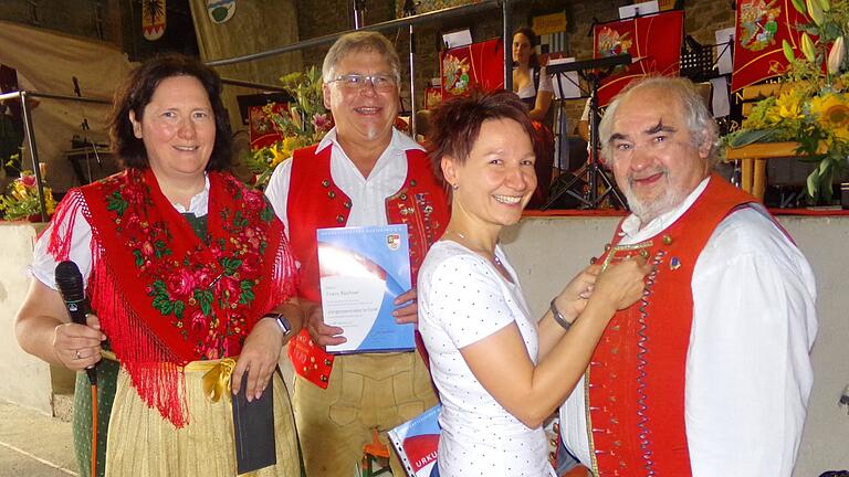 Für ihren Einsatz bei den Thierbach Musikanten Eichelsee
wurden Albin Fuchs (rechts) und Franz Ruchser (Zewiter von links) von Martina Schmidt vom Musikbund geehrt und von Vorsitzender Michaela Dürr (links) zu Ehrenmitgliedern ernannt.