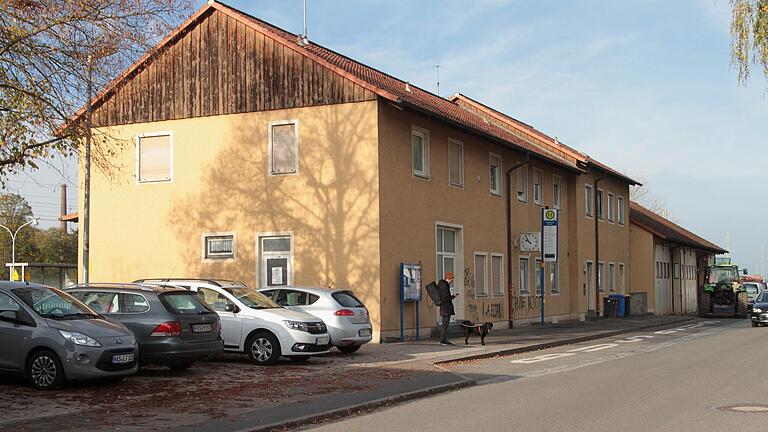 Der ehemalige Bahnhof, der inzwischen den Bauhof beherbergt, soll in nächster Zeit auch sein äußeres Erscheinungsbild ändern.