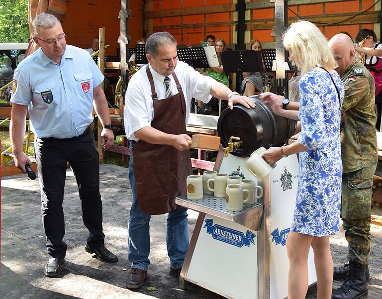 Mit Freibier, gestiftet von der Brauerei Bender Arnstein, wurde die vereinbarte Patenschaft gefeiert und das Waldfest der Reservisten Hausen eröffnet (von links): Udo Scheiner, Vorsitzender der Reservisten, Bürgermeister Günter Koser, Brauereichefin Susan Schubert und Oberstleutnant Jürgen Dreßel.