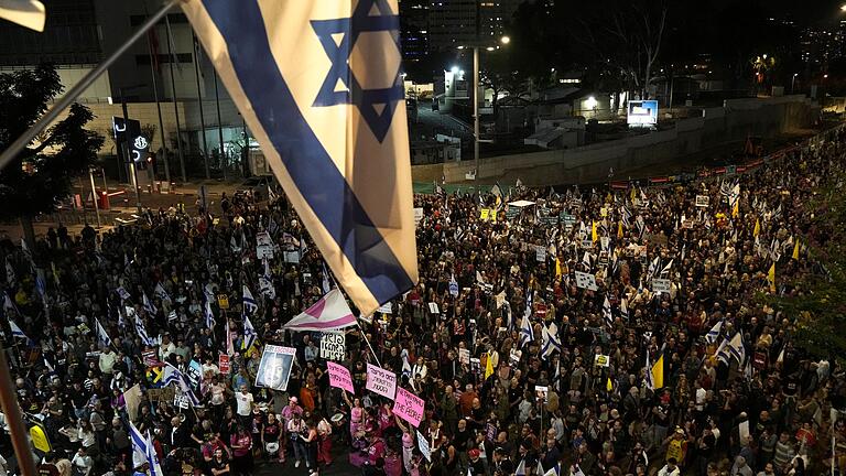 Nahostkonflikt - Proteste in Tel Aviv       -  Die Demonstranten forderten die Freilassung der verbliebenen Geiseln.