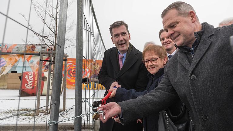 Oberbürgermeister Christian Schuchardt, Bürgermeisterin Marion Schäfer-Blake und LGS-Geschäftsführer Klaus Heuberger (von links) öffneten am Freitag das erste Tor am ehemaligen Landesgartenschau-Gelände, das jetzt ein Stadteilpark ist.&nbsp;