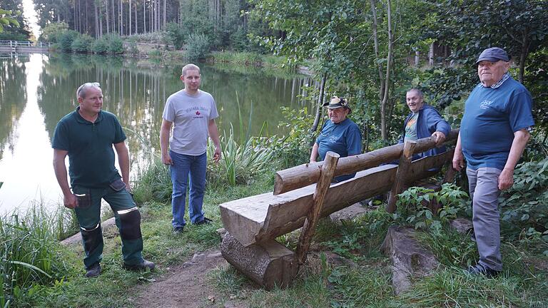 Neue Bänke wurden am Rothsee aufgestellt. Das Bild zeigt von links: Leander Köhler, Klaus Müller, Franz Wuttke, Bernd Müller und Rigobert Weyer.