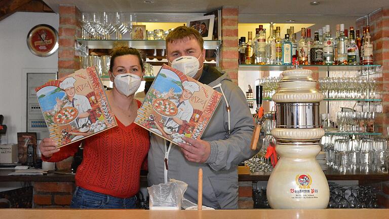 Edisa und Damir Novkovic vom Restaurant "Am Marktplatz bei Damir" in Mellrichstadt hoffen, dass der derzeitige Lockdown bald vorbei ist. Bis dahin bieten sie weiter Essen-To-Go an. Edisa und Damir Novkovic vom Restaurant "Am Marktplatz bei Damir" in Mellrichstadt hoffen, dass der derzeitige Lockdown bald vorbei ist. Bis dahin bieten sie weiter Essen-To-Go an.