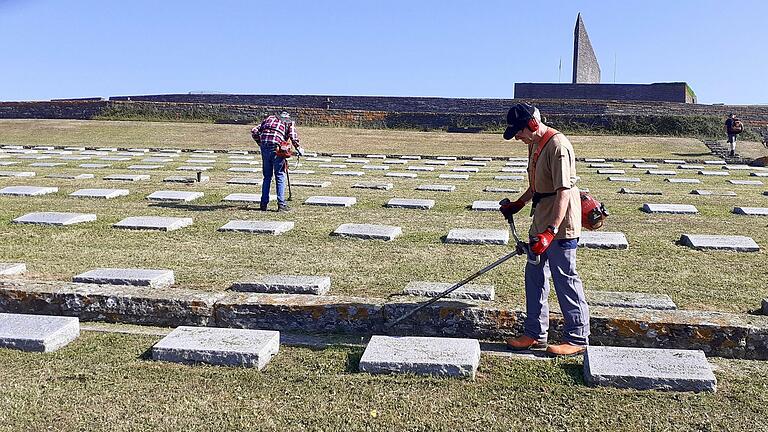 Am Soldatenfriedhof auf dem Futa-Pass in Italien absolvierten die Reservisten aus Großwenkheim wieder einen zweiwöchigen Arbeitseinsatz.       -  Am Soldatenfriedhof auf dem Futa-Pass in Italien absolvierten die Reservisten aus Großwenkheim wieder einen zweiwöchigen Arbeitseinsatz.