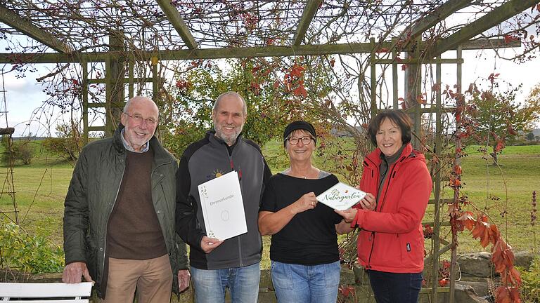 Die Urkunde und Plakette für den „Naturgarten – Bayern blüht“ überreichten an Norbert und Karin Dürr (Bildmitte) Karl Wolf und Christine Bender.