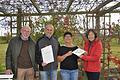 Die Urkunde und Plakette für den „Naturgarten – Bayern blüht“ überreichten an Norbert und Karin Dürr (Bildmitte) Karl Wolf und Christine Bender.