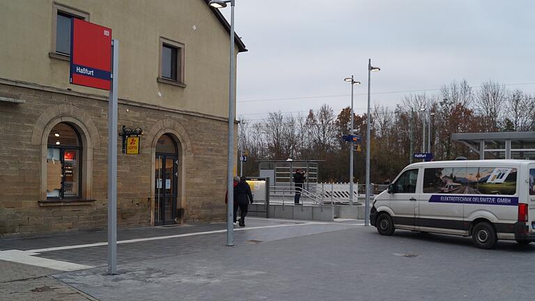 Dieser Platz am Haßfurter Bahnhof würde sich für einen vorläufigen Toilettencontainer anbieten.