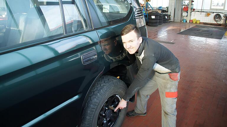 Tim packt ordentlich mit an: Die Ausbildung zum KFZ-Mechatroniker war sein Wunschberuf.