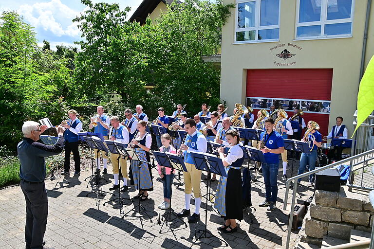 Komponist Karl-Heinz Kern beim Dirigieren des Marsches 'Gruß an Poppenhausen' einer Blaskapelle aus Mitgliedern der vier fränkischen Poppenhausen. Komponist Karl-Heinz Kern beim Dirigieren des Marsches 'Gruß an Poppenhausen' einer Blaskapelle aus Mitgliedern der vier fränkischen Poppenhausen.