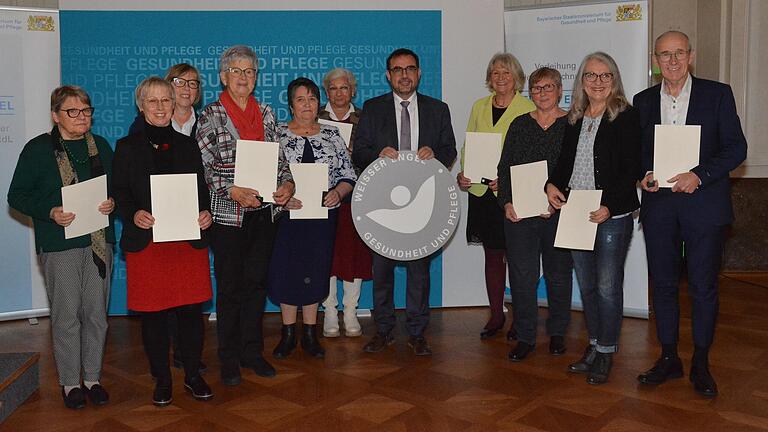 Bayerns Gesundheits- und Pflegeminister Klaus Holetschek mit den Geehrten bei der Preisverleihung in Würzburg.