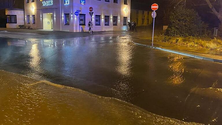 Am frühen Montagmorgen standen die Hartmannstraße und die Münchner Straße in Bad Kissingen teilweise unter Wasser.