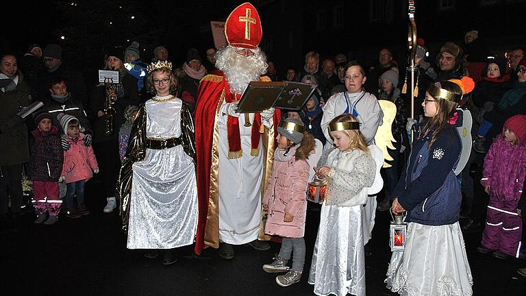 Gemeinsamer Auftritt: Der Stadtnikolaus (Stefan Weigand) mit Knecht Ruprecht (Alfred Fischer) wurde diesmal auch vom neuen Christkind begleitet.