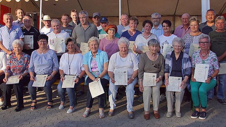 Vor 40 Jahren wurde die Gymnastikabteilung des SV Neuschleichach gegründet und damit stieg der Damenanteil in der Mitgliedschaft. Unser Bild zeigt die Geehrten für 30 und 40 Jahre Treue zum Verein.