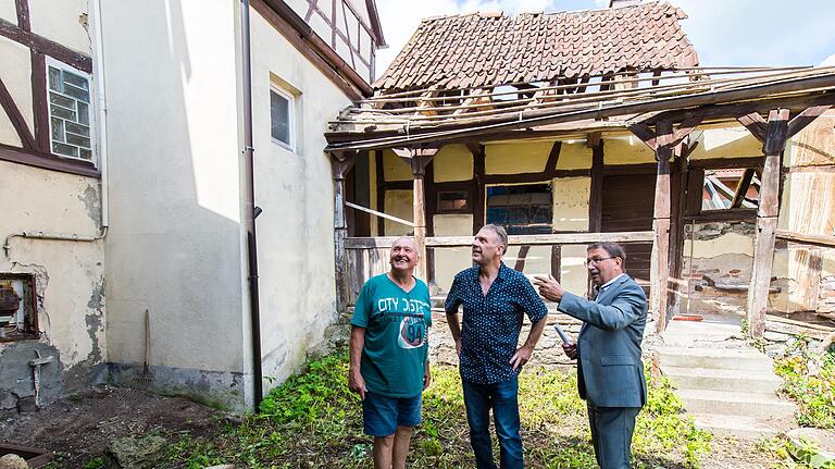 Alle zufrieden: Vorbesitzer Fridolin Bauer, Neubesitzer Roland Kunzmann und Bürgermeister Friedel Heckenlauer (von links) freuen sich auf die Revitalisierung des historischen Wohnhauses am Stadtlauringer Marktplatz 16.