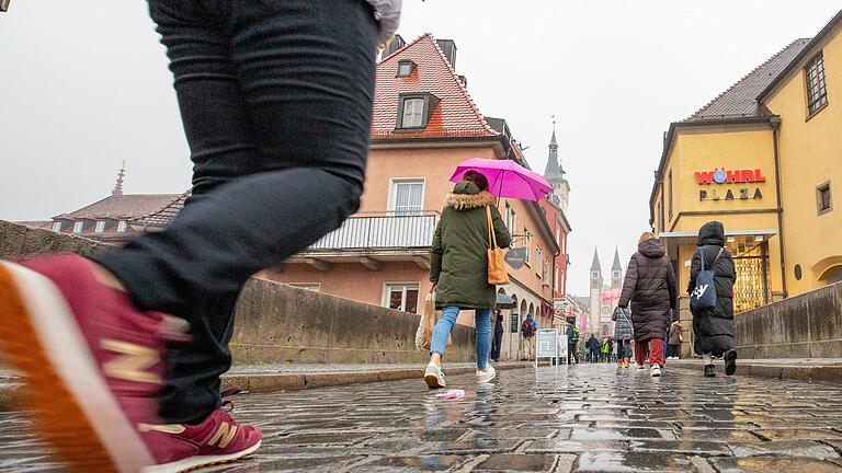 Besorgungen werden im herbstlich-ungemütlichen 'Corona-Hotspot' Würzburg derzeit oftmals hastig erledigt. Im Bild eine Aufnahme der Alten Mainbrücke Anfang der Woche.