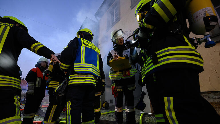 Feuerwehr-Großübung in Prichsenstadt       -  Proben für den Ernstfall: Zahlreiche Einsatzkräfte der Freiwilligen Feuerwehr trainieren am Mittwoch (21.09.22) in Prichsenstadt  im Rahmen einer realitätsnahen Übung die Brandbekämpfung im eng bebauten Altstadtbereich. In einem leerstehenden Gasthof wird ein Feuer simuliert, die Einstzkräfte müssen den Brand bekämpfen und Verletzte bergen. Zahlreiche Schaulustige aus der Umgebung sind in die Prichsenstädter Altstadt gekommen, um das großangelegte Spektakel zu verfolgen.