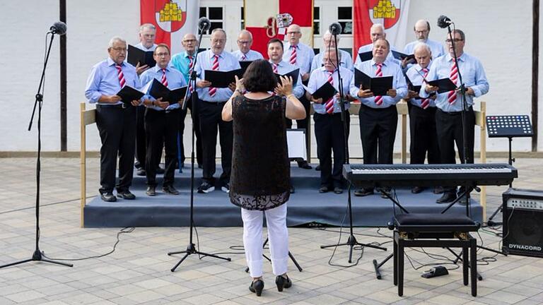 Michaela Kaul dirigierte den Männerchor Castell.