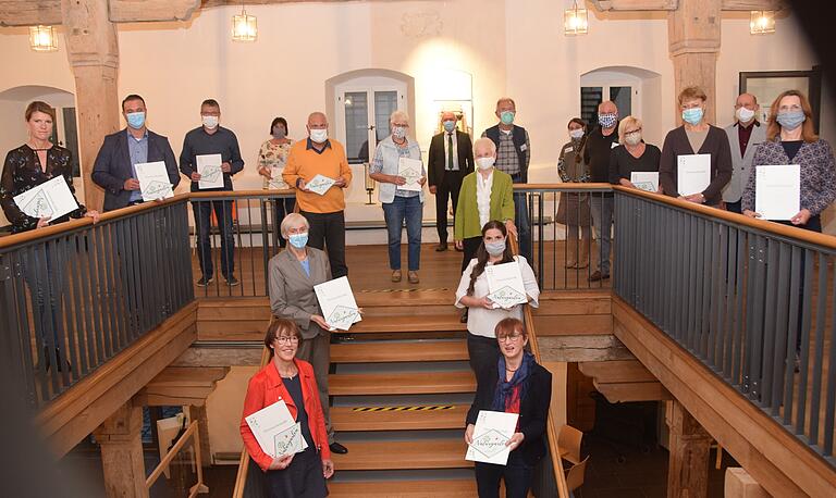 Eine enorme Resonanz fand die Initiative zur Zertifizierung naturnaher Gärten. Die Urkunden an die Besitzer wurden jetzt im Kloster Wechterswinkel übergeben. Eine enorme Resonanz fand die Initiative zur Zertifizierung naturnaher Gärten. Die Urkunden an die Besitzer wurden jetzt im Kloster Wechterswinkel übergeben.