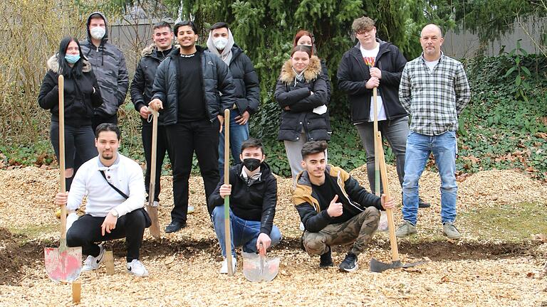 Schülerinnen und Schüler der Gewerblichen Schule Tauberbischofsheim beim Spatenstich für den Schulgarten.