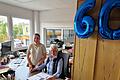 Dies ist seit der seit Fertigstellung des Hauptbetriebsgebäudes des Autohauses Keller vor 45 Jahren der Arbeitsplatz von Monika Hoier, im Bild mit ihrer Enkelin Fabienne, die als frisch ausgebildete Kfz-Kauffrau nun in vierter Generation in ihre Fußstapfen tritt.