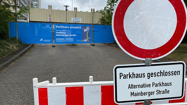 Seit Mitte Juli ist das Parkhaus in der Hennebergstraße neben dem Leopoldina-Krankenhaus gesperrt. Grund: Einsturzgefahr. Rund um das Krankenhaus wurden derweil neue Parkflächen für die Besucherinnen und Besucher geschaffen.