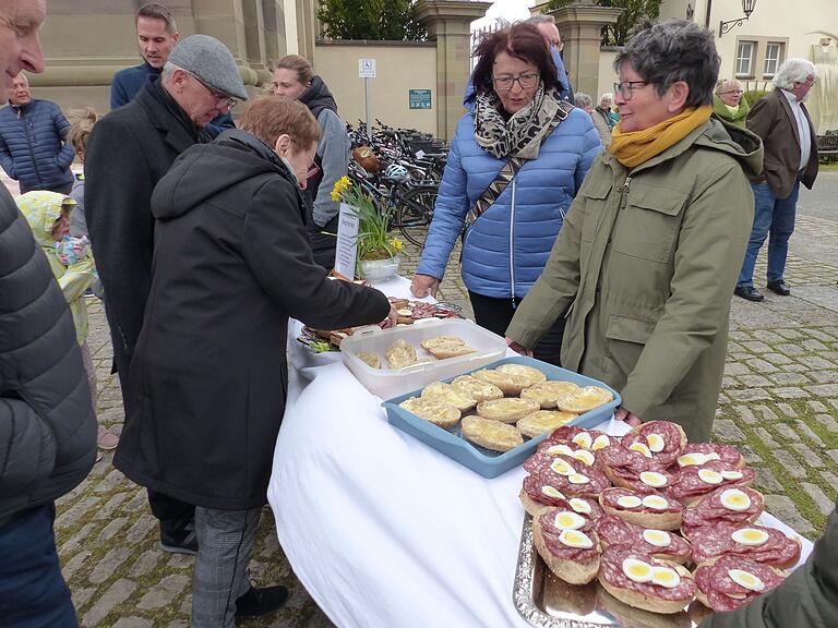 Brückenbrötchen aus Bergrheinfeld mit Rindersalami, Eiern oder Honig vom Bienenstock aus dem Pfarrgarten. Brückenbrötchen aus Bergrheinfeld mit Rindersalami, Eiern oder Honig vom Bienenstock aus dem Pfarrgarten.