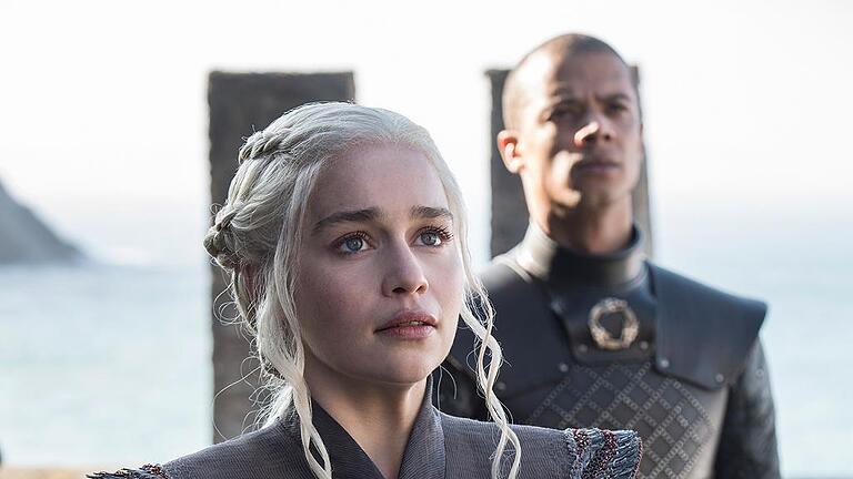 Daenerys Targaryen (Emilia Clarke) kämpft       -  Wo soll's hingehen mit Westeros? Daenerys Targaryen (Emilia Clarke) hat den Blick fest Richtung Eisernen Thron gerichtet. Grauer Wurm (Jacob Anderson) steht ihr wie immer unverrückbar zur Seite.