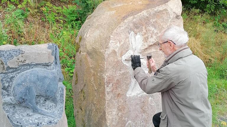 Gerwin Kellermann bei der Arbeit an einem der Hasen.       -  Gerwin Kellermann bei der Arbeit an einem der Hasen.