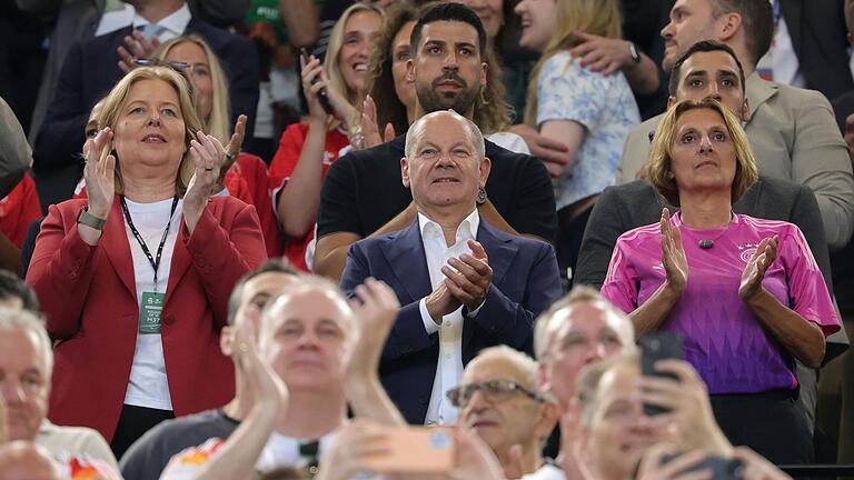 Olaf Scholz       -  Auch Bundeskanzler Olaf Scholz feuerte das DFB-Team an.